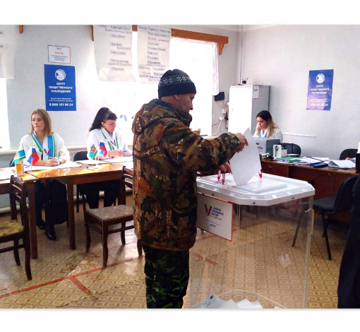 На фото процесс голосования избирателя в первый день выборов 15 марта. 